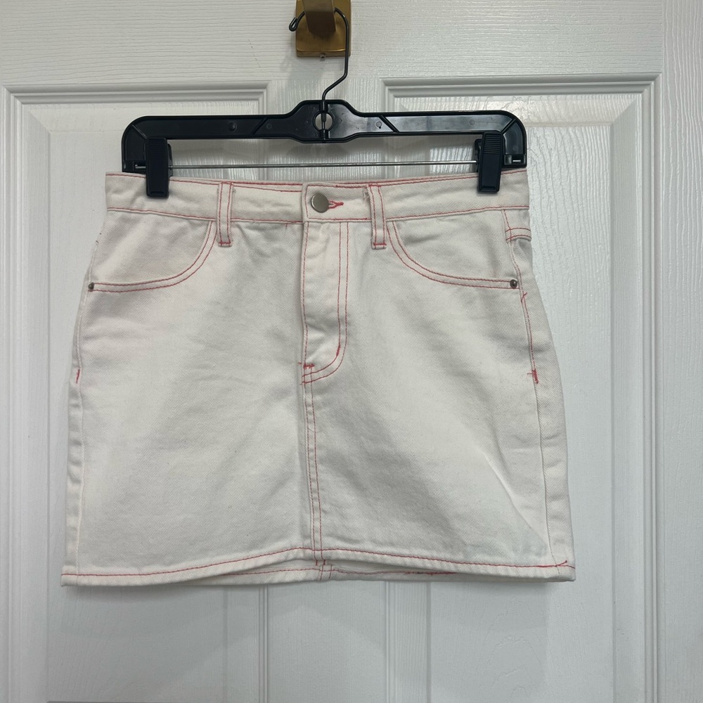 Short white denim skirt with pink stitching